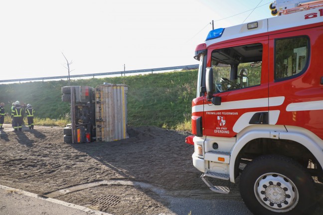 LKW mit Betonschotter auf Eferdinger Strae bei Fraham verunfallt und umgestrzt