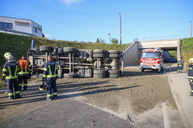 LKW mit Betonschotter auf Eferdinger Strae bei Fraham verunfallt und umgestrzt