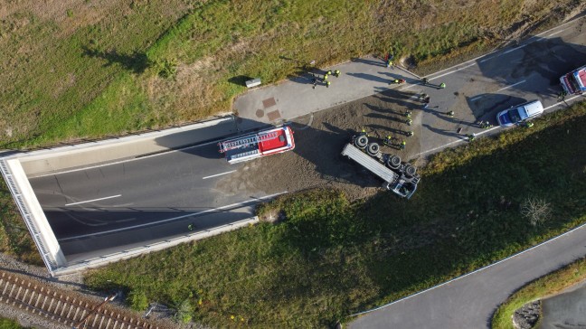 LKW mit Betonschotter auf Eferdinger Strae bei Fraham verunfallt und umgestrzt