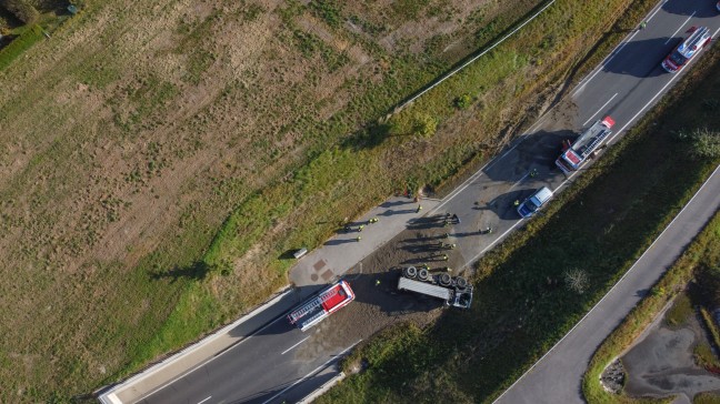 LKW mit Betonschotter auf Eferdinger Strae bei Fraham verunfallt und umgestrzt