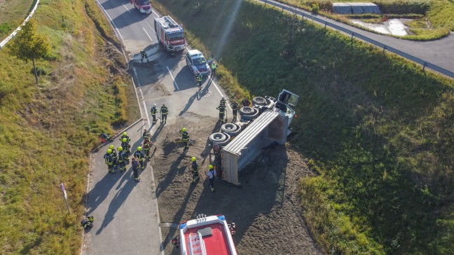 LKW mit Betonschotter auf Eferdinger Strae bei Fraham verunfallt und umgestrzt