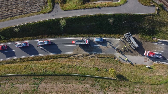 LKW mit Betonschotter auf Eferdinger Strae bei Fraham verunfallt und umgestrzt