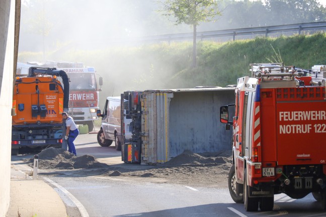 LKW mit Betonschotter auf Eferdinger Strae bei Fraham verunfallt und umgestrzt