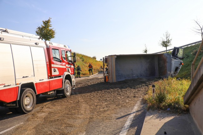 LKW mit Betonschotter auf Eferdinger Strae bei Fraham verunfallt und umgestrzt