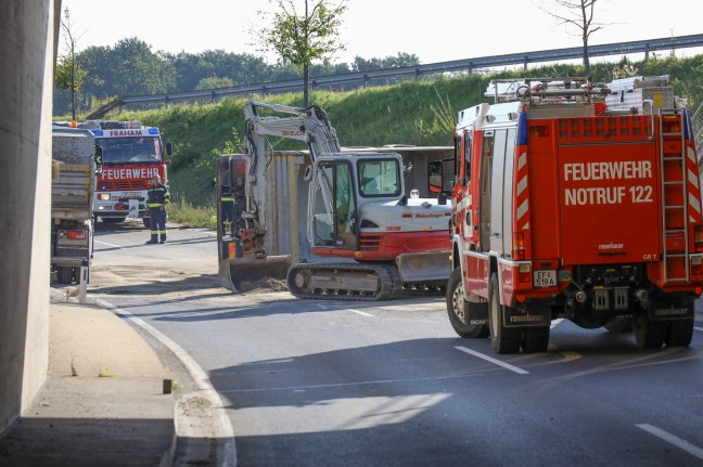 LKW mit Betonschotter auf Eferdinger Strae bei Fraham verunfallt und umgestrzt