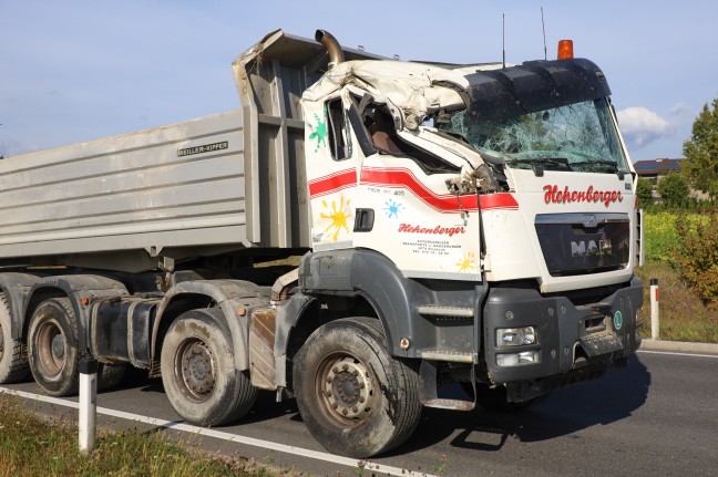 LKW mit Betonschotter auf Eferdinger Strae bei Fraham verunfallt und umgestrzt