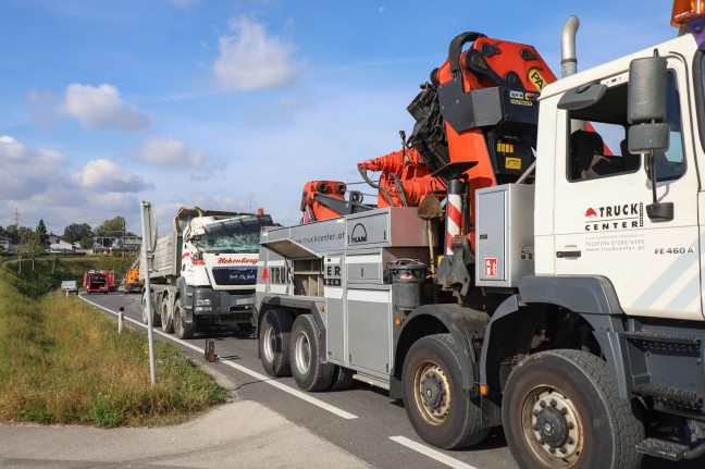 LKW mit Betonschotter auf Eferdinger Strae bei Fraham verunfallt und umgestrzt