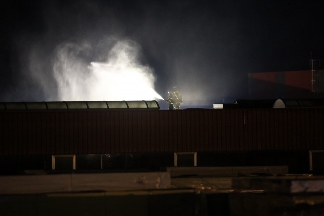 Großeinsatz bei Brand in einer Produktionshalle eines Holzverpackungsherstellers in Nußbach