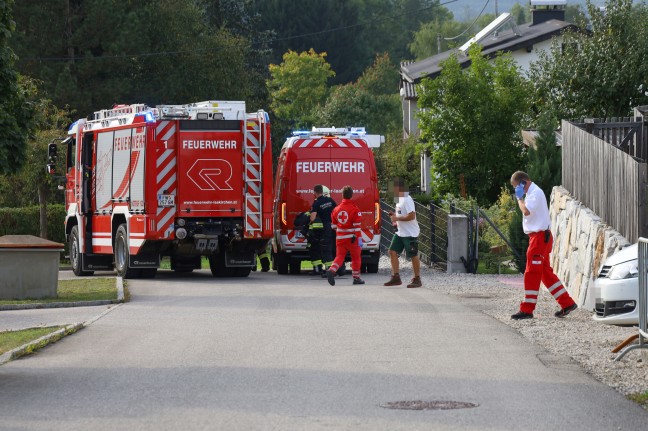 Person bei Verladearbeiten mit Kran in Laakirchen unter Container eingeklemmt