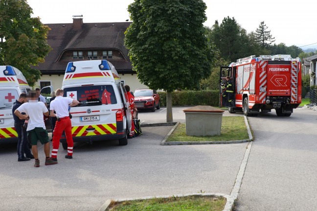 Person bei Verladearbeiten mit Kran in Laakirchen unter Container eingeklemmt