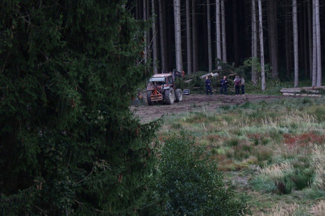 Tdlicher Forstunfall: 65-Jhriger in einem Waldstck in Krenglbach von Traktor berrollt