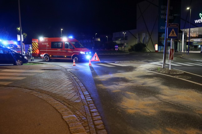 Straßenlaterne auf Verkehrsinsel bei Abkürzung nach Ausparkmanöver in Wels-Innenstadt touchert