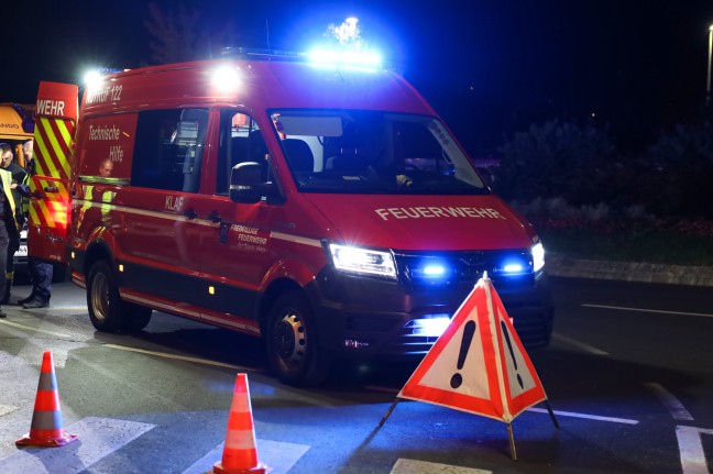 Straßenlaterne auf Verkehrsinsel bei Abkürzung nach Ausparkmanöver in Wels-Innenstadt touchert