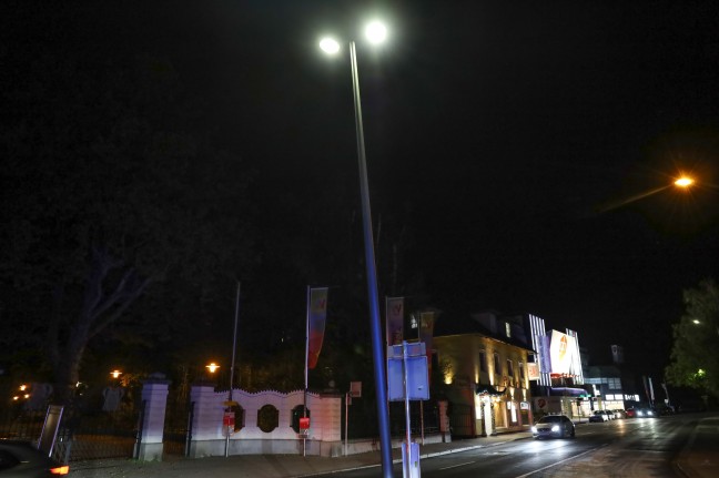 Straßenlaterne auf Verkehrsinsel bei Abkürzung nach Ausparkmanöver in Wels-Innenstadt touchert