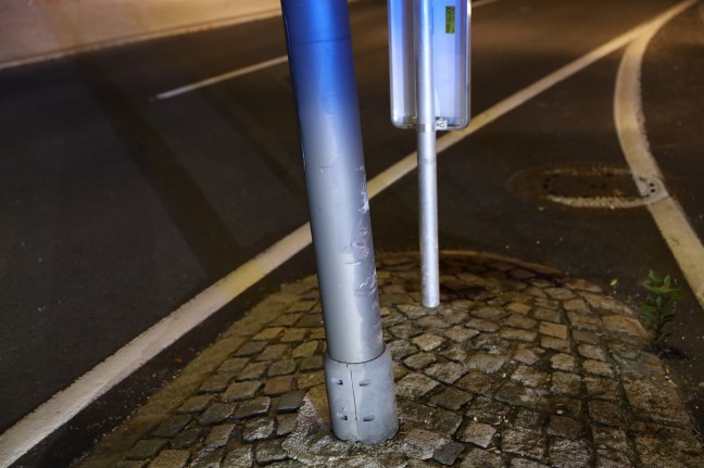 Straßenlaterne auf Verkehrsinsel bei Abkürzung nach Ausparkmanöver in Wels-Innenstadt touchert