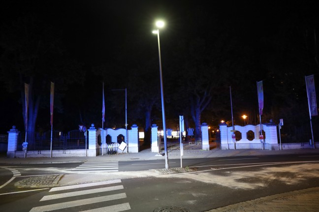 Straßenlaterne auf Verkehrsinsel bei Abkürzung nach Ausparkmanöver in Wels-Innenstadt touchert