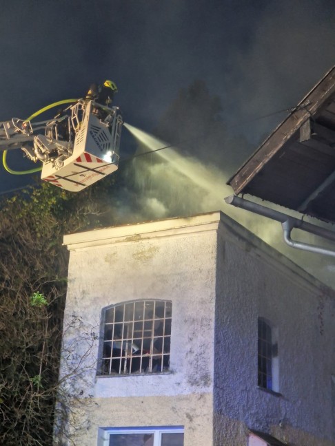 Sechs Feuerwehren bei Gebudebrand in Helpfau-Uttendorf im Einsatz