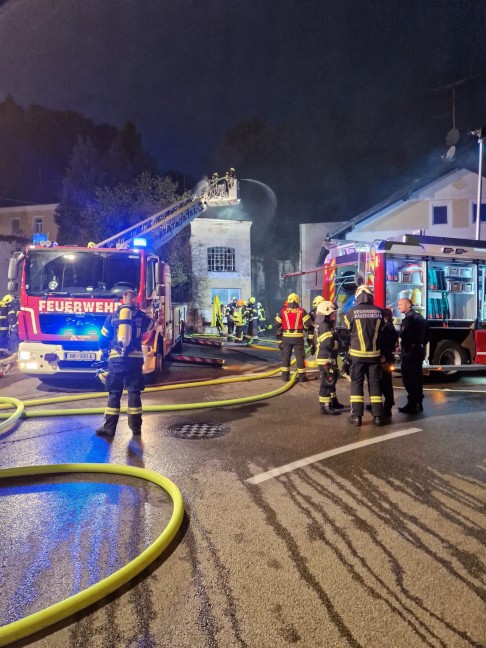 Sechs Feuerwehren bei Gebudebrand in Helpfau-Uttendorf im Einsatz