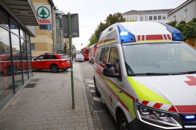 Einsatz fr Feuerwehr, Rettung und Polizei wegen verrauchtem Stiegenhaus in Wels-Neustadt