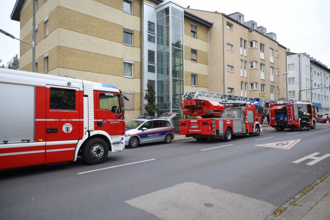 Einsatz fr Feuerwehr, Rettung und Polizei wegen verrauchtem Stiegenhaus in Wels-Neustadt