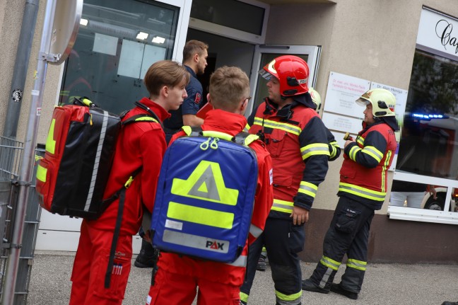 Einsatz fr Feuerwehr, Rettung und Polizei wegen verrauchtem Stiegenhaus in Wels-Neustadt