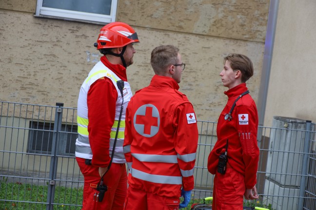 Einsatz fr Feuerwehr, Rettung und Polizei wegen verrauchtem Stiegenhaus in Wels-Neustadt