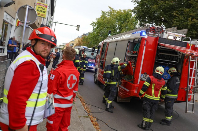 Einsatz fr Feuerwehr, Rettung und Polizei wegen verrauchtem Stiegenhaus in Wels-Neustadt