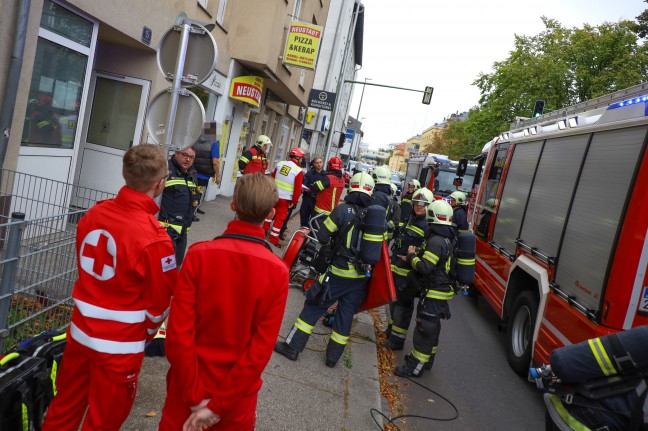 Einsatz fr Feuerwehr, Rettung und Polizei wegen verrauchtem Stiegenhaus in Wels-Neustadt