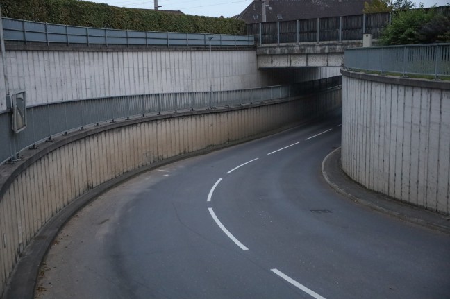 Verkehrsunfall in einer Eisenbahnunterfhrung im Ortszentrum von Wartberg an der Krems