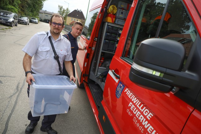 skulapnatter durch Feuerwehr aus dem Siedlungsbereich in Wels-Pernau chauffiert