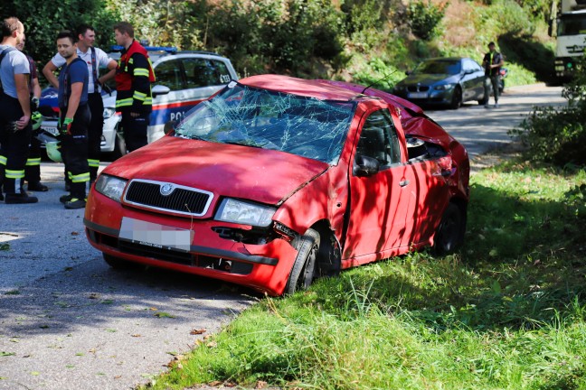 Lenker verletzt: PKW bei Verkehrsunfall in Pregarten durch Strucher gerauscht