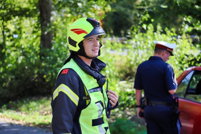 Lenker verletzt: PKW bei Verkehrsunfall in Pregarten durch Strucher gerauscht