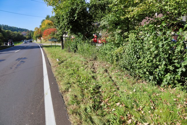 Lenker verletzt: PKW bei Verkehrsunfall in Pregarten durch Strucher gerauscht