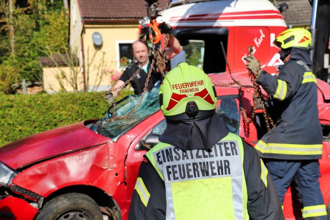 Lenker verletzt: PKW bei Verkehrsunfall in Pregarten durch Strucher gerauscht