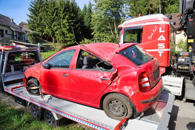 Lenker verletzt: PKW bei Verkehrsunfall in Pregarten durch Strucher gerauscht