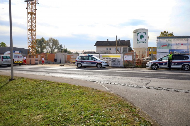 Notarzthubschrauber bei schwerem Arbeitsunfall auf Baustelle in Lambach im Einsatz