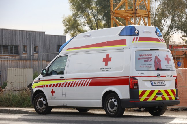 Notarzthubschrauber bei schwerem Arbeitsunfall auf Baustelle in Lambach im Einsatz