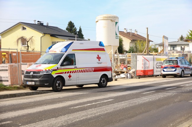 Notarzthubschrauber bei schwerem Arbeitsunfall auf Baustelle in Lambach im Einsatz