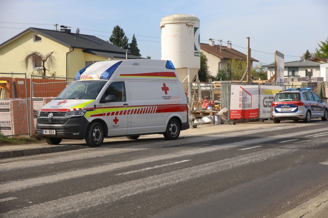 Notarzthubschrauber bei schwerem Arbeitsunfall auf Baustelle in Lambach im Einsatz