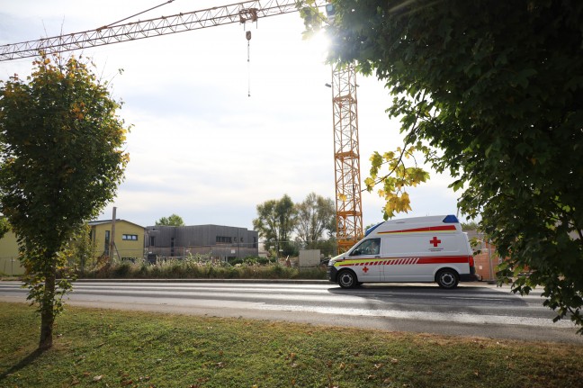 Notarzthubschrauber bei schwerem Arbeitsunfall auf Baustelle in Lambach im Einsatz