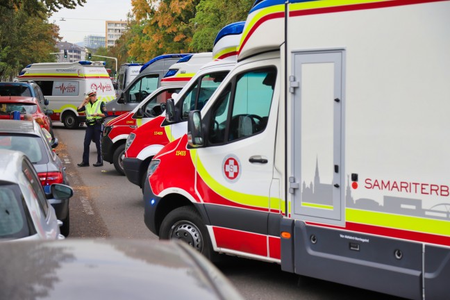 Kollision zwischen LKW und Straßenbahn in Linz-Bulgariplatz sorgte für Großeinsatz der Einsatzkräfte