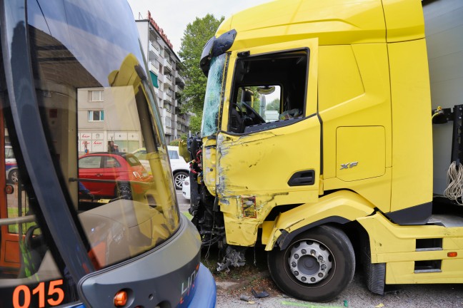 Kollision zwischen LKW und Straßenbahn in Linz-Bulgariplatz sorgte für Großeinsatz der Einsatzkräfte