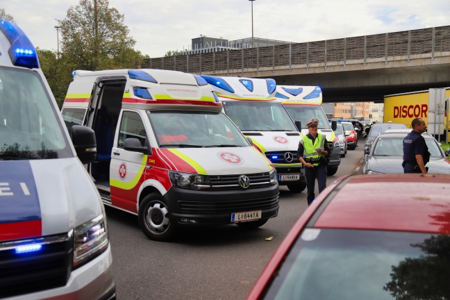 Kollision zwischen LKW und Straßenbahn in Linz-Bulgariplatz sorgte für Großeinsatz der Einsatzkräfte