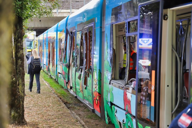 Kollision zwischen LKW und Straßenbahn in Linz-Bulgariplatz sorgte für Großeinsatz der Einsatzkräfte