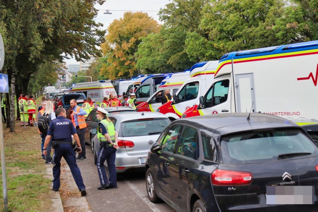 Kollision zwischen LKW und Straßenbahn in Linz-Bulgariplatz sorgte für Großeinsatz der Einsatzkräfte