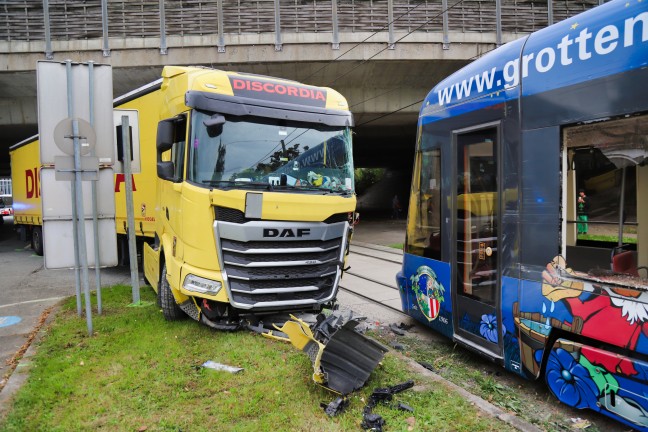 Kollision zwischen LKW und Straßenbahn in Linz-Bulgariplatz sorgte für Großeinsatz der Einsatzkräfte