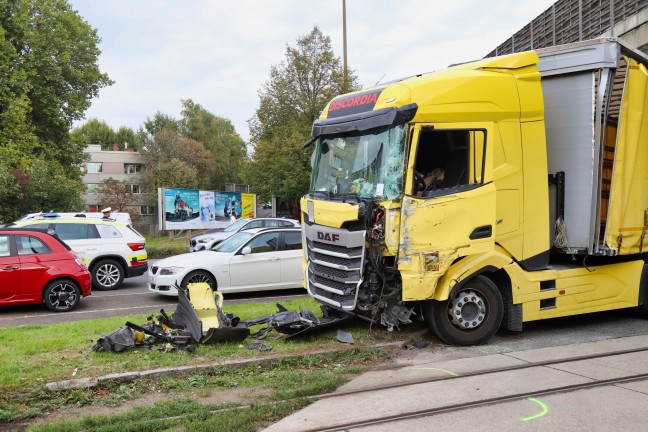 Kollision zwischen LKW und Straßenbahn in Linz-Bulgariplatz sorgte für Großeinsatz der Einsatzkräfte