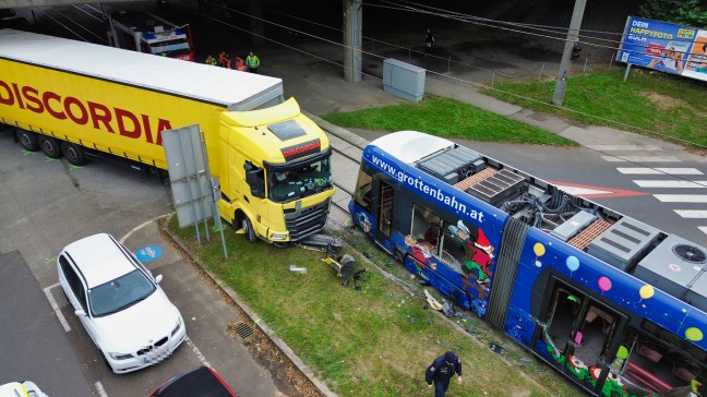 Kollision zwischen LKW und Straßenbahn in Linz-Bulgariplatz sorgte für Großeinsatz der Einsatzkräfte