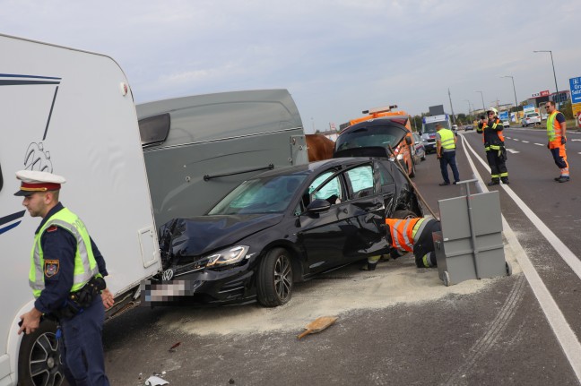 Crash zwischen LKW, PKW und Wohnmobil samt Pferdetransportanhänger in Wels-Waidhausen