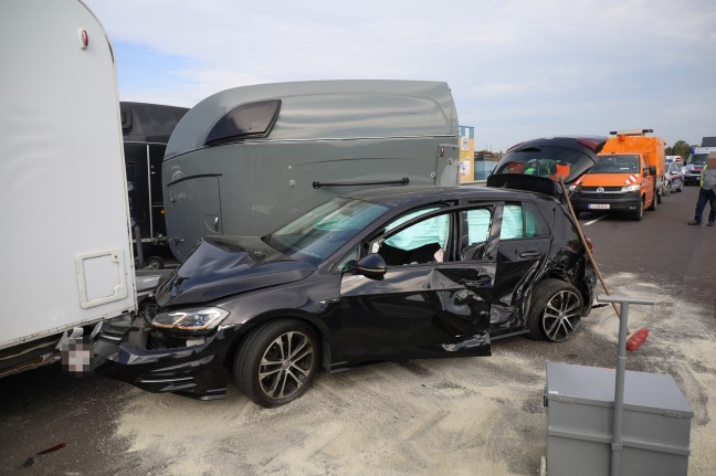 Crash zwischen LKW, PKW und Wohnmobil samt Pferdetransportanhänger in Wels-Waidhausen